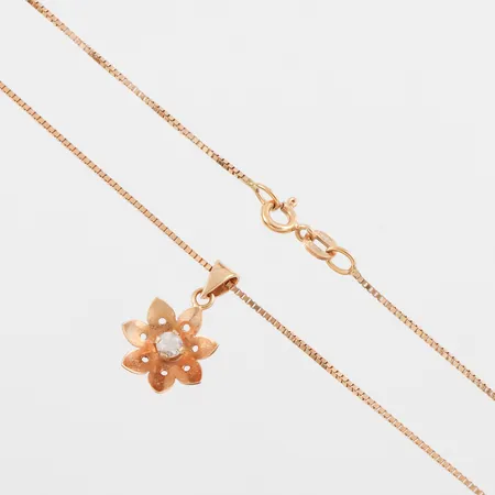 Collier med hänge 18k, längd ca 40 cm,hängets höjd med ögla ca 18 mm. Vikt: 3,4 g