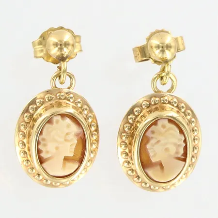 Ett par örhängen med camé, 18x9mm, 18K  Vikt: 1,5 g