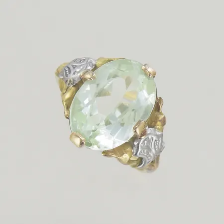 Ring med ljusgrön sten, Ø 17½ mm, 18K Vikt: 4,1 g
