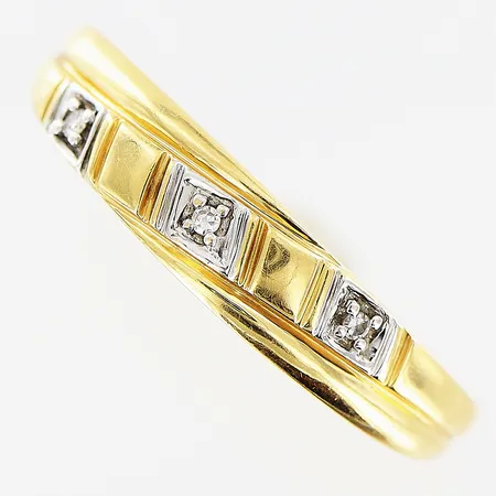 Ring diamanter 3 x ca 0,005ct, stl 18½, bredd 1,5-4mm, 18K Vikt: 1,9 g