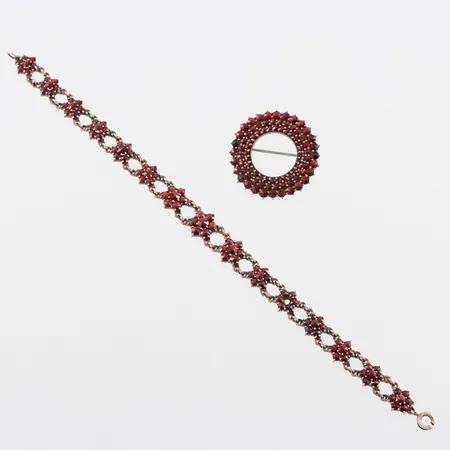 Armband gulmetall med granater längd ca 19 cm,defekt lås + brosch gulmetall med granater diameter ca 3 cm.