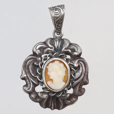 Hänge med camé mönstrat 22x32mm Victor Janson Lindesberg 1958 silver 830/1000 Vikt: 2,9 g