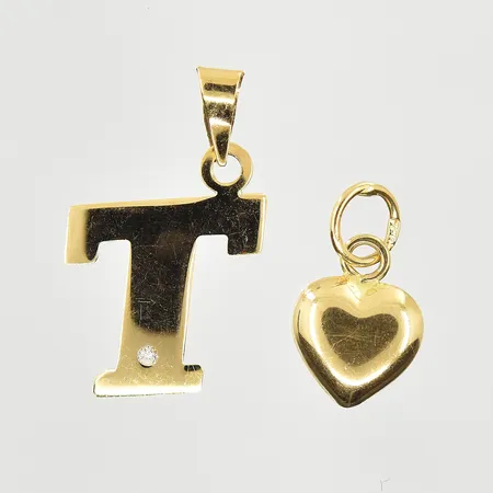 Två hängen, bokstaven T med vit sten, längd 17 mm, bredd 10 mm, hänge hjärta, längd 2 mm, bredd 5 mm, 18K. Vikt: 0,5 g