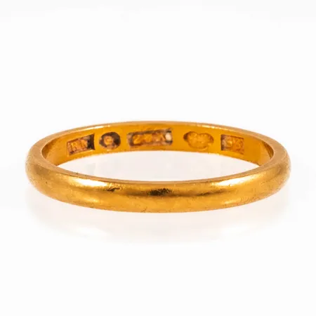 Graverad ring i 23K guld. Vikt: 4,7g.