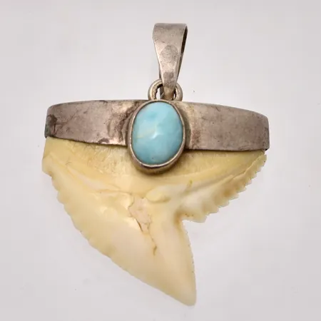 Hänge i silver, mått 24,5x32,6mm, 1st hajtand, 1st ljusblå sten, mått 5,5x7mm, 925/1000, vikt 3,55g. 