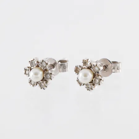 Örhängen paret 18k vitguld med pärla och små diamanter,diameter ca 7.3 mm. Vikt: 2 g