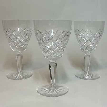 3 Vinglas Orrefors Kristall 16,5cm Ø8,5cm, 2 med nagg, modell Karolina, design Gunnar Cyrén Skickas med paket.