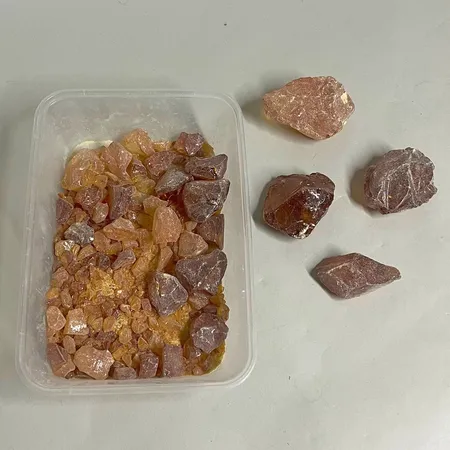 Låda med råa bärnstenar 184,8g Vikt: 0 g