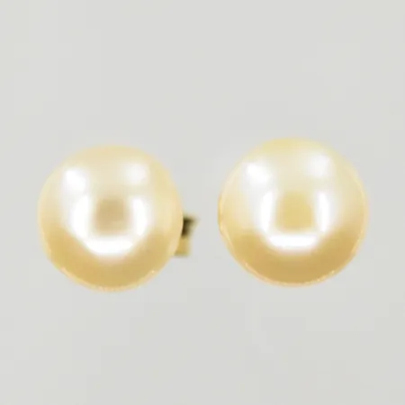 Ett par örhängen med odlade pärlor Ø6 mm, 1 stopp saknas, 18K. Vikt: 1,1 g