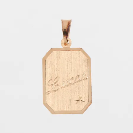 Hänge 18k med gravyr, höjd med ögla 24 mm. Vikt: 1,1 g