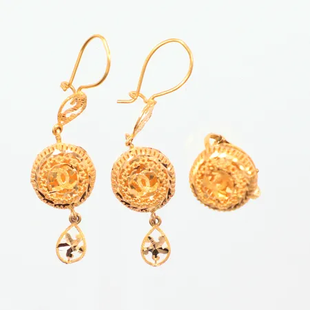 Set. Ring justerbar 17-18mm ett par örhängen längd 4,5cm, 21k Vikt: 10 g