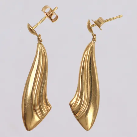 Ett par örhängen, längd 36,1mm, bredd 9,2mm,18K Vikt: 3 g