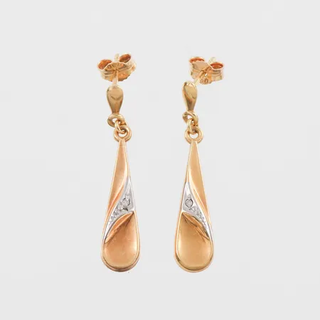 Örhängen paret 18k,höjd ca 22 mm. Vikt: 1,5 g