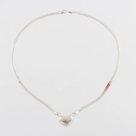 Collier med hjärta Silver 925/1000,längd ca 39 cm,bredd ca 2.7-13 mm. Vikt: 7,8 g