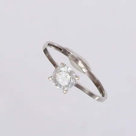 Ring med vit sten, stl: 18, bredd 1,5-5,5mm, vitguld 14K.  Vikt: 1,2 g