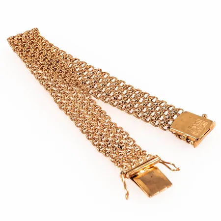 Armband 4-radig Bismarck i 18K guld. Det är 17 cm långt, 13 mm brett och väger 16,5g. Kistlås. Ojämnheter i länken. 