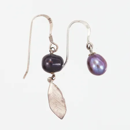 Två udda örhängen med pärla samt sten, silver 925/1000 Vikt: 2,6 g