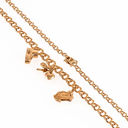 Collier Bismarck i 18K guld med tre berlocker: Sko, Tro Hopp & Kärlek, vagga med barn. Det är 43 cm långt, är 3,5 - 6 mm brett och väger 13,9g. 