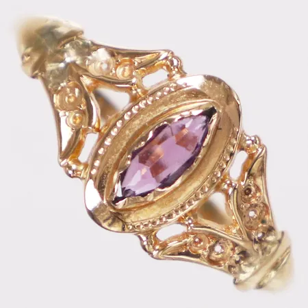 Ring lila sten, stl ca 20¾, bredd 1,5-11mm, 18K  Vikt: 1,8 g