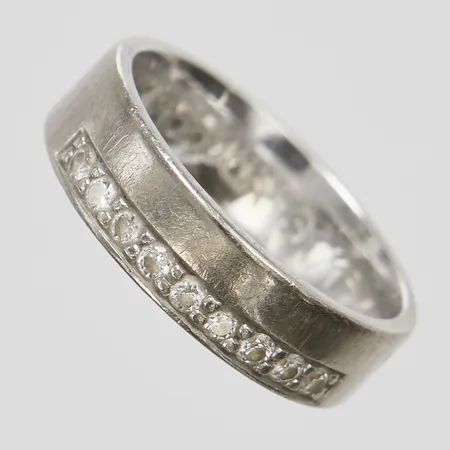 Ring med 9 diamanter 0,18ctv enligt gravyr, Ø15½, bredd: 4,9mm, personlig gravyr, Schalins, repig, vitguld, 18K Vikt: 5,2 g