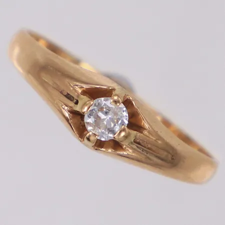 Ring med gammalslipad diamant ca 0,16ctv, nagg, (P), stl 18, bredd 5,3mm, ostämplad, 18K Vikt: 2,2 g