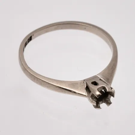 Defekt guld, 18K, vikt 2,13g.