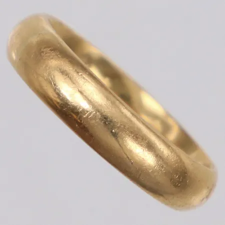 Ring, stl 17½, bredd 4,5mm, personlig gravyr, 18K Vikt: 6,4 g