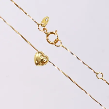 Kedja med integrerat hjärta, längd 44-46cm, bredd 0,7-5mm, buckligt hjärta, 18K. Vikt: 1,1 g