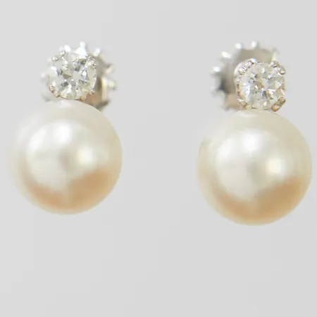 Örhängen med odlade pärlor Ø8,5mm samt diamanter 2 x 0,16ct, skruvsystem, svenska stämplar, vitguld, 18K, bruttovikt 4,2g Vikt: 4,2 g