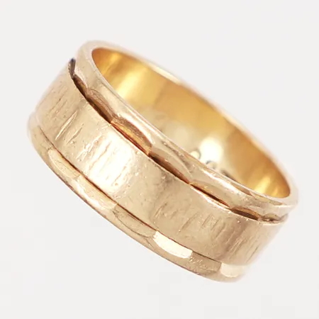 Ring stl 16¼, bredd: 7mm, gravyr, 9K Vikt: 3,8 g