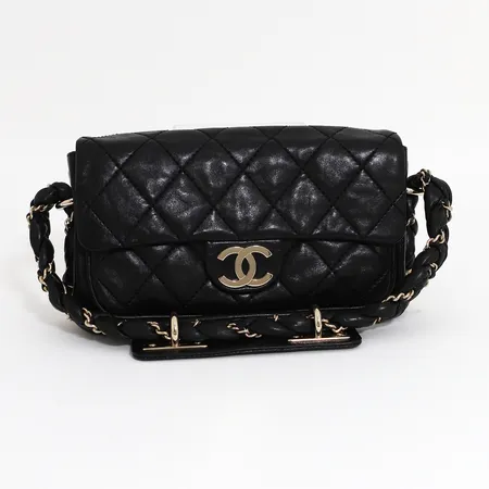 Väska Chanel Lady Braid Flap 2008 i svart quiltat lammläder, beslag samt CC logo i guldfärgad metall, dold tryckknapp, foder i svart siden, invändigt två fack samt en ficka med dragkedja, märkt CHANEL made in France samt numrerad, 25 x 14 x 5 cm, dustbag, fint bruksskick. 