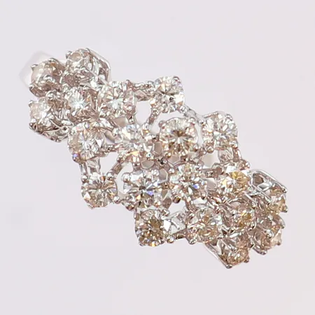 Ring med briljantslipade diamanter 4 x ca 0,06ct, 8 x ca 0,05ct, 8 x ca 0,03ct, totalt ca 0,90ctv, Kvalitè TCr-Cr(I-J)/VS- enstaka SI, stl: 18¼, bredd 2,5-10,5mm, vitguld 18K.  Vikt: 3,6 g