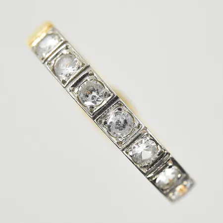 Ring med vita stenar, stl 16¼, bredd 3 mm, gravyr, rödguld/vitguld, 18K. Vikt: 2,8 g