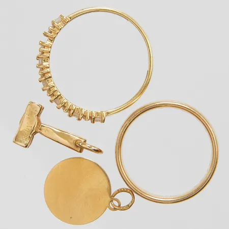 Diverse guld, defekt, personliga gravyrer, syntetiska stenar, 18K, bruttovikt 9,9g Vikt: 9,9 g