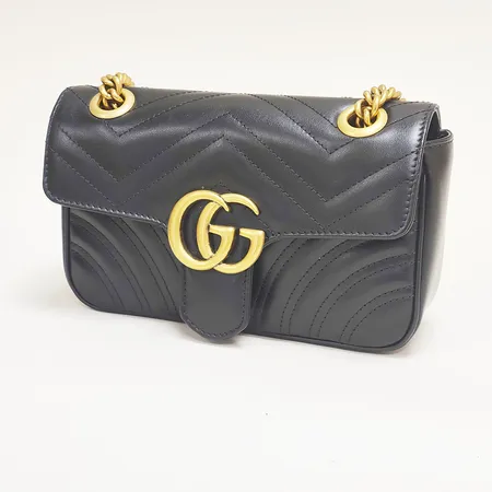 Väska Gucci Marmont, modellnr 446744 520981, mått 22x14x7cm, svart matelasserat läder, beslag i gulmetall, kvitto från Gucci Stockholm 2025, dustbag, ytterkartong, fint skick