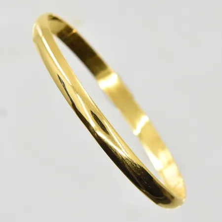 Armring, innermått Ø62 mm, bredd 6 mm, skev, bucklig, 21K. Vikt: 8,9 g