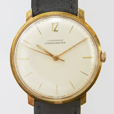 Herrur Junghans Chronometer, doublé, manuell, 35mm, boettnr 007628, svart läderarmband, gravyr, repig boett, inga tillbehör.