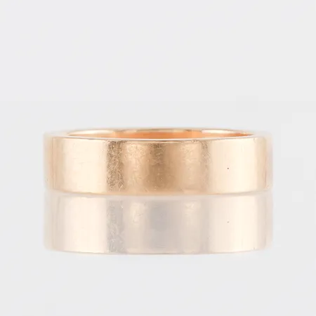 Ring slät med gravyr 18k,storlek 19 mm,bredd 5.4 mm. Vikt: 8,1 g