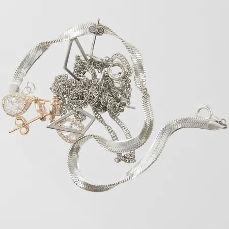 Diverse silver, skevt, defekt, syntetiska stenar, 925/1000, bruttovikt 6,7g Vikt: 6,7 g