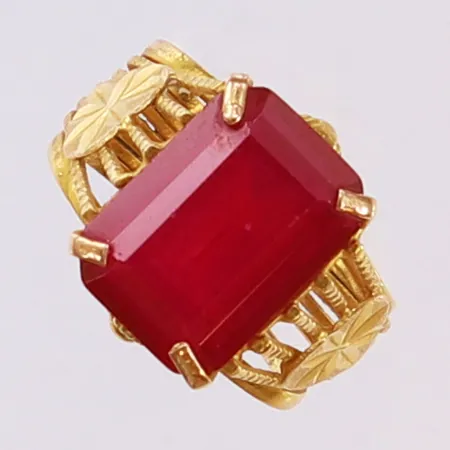 Ring med röd sten, stl 17, 21K, bruttovikt 6,5g Vikt: 6,5 g
