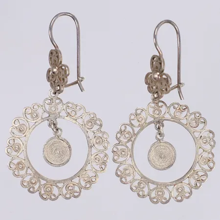 Ett par örhängen höjd ca 50mm ostämplat silver Vikt: 7,1 g