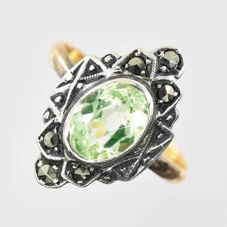 Ring med grön sten och Markasiter, fattning i silver, stl 14½, bredd 1-16 mm, skena i 18K. Vikt: 1,8 g