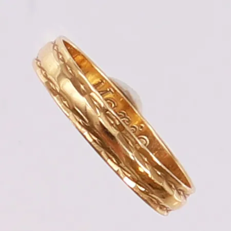 Ring med dekor, stl: 17¼, bredd 3,5mm, gravyr, 18K.  Vikt: 1,6 g