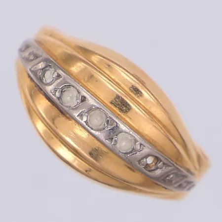 Ring vita stenar en saknas stl 16¾, kattfot 18K Vikt: 2,8 g