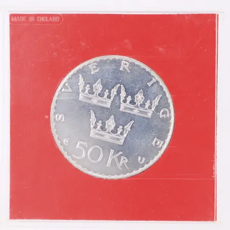 Minnesmynt 50kr, Ø36mm, I Sverige utgår från folket all offentlig makt, år 1975, plastetui, 925/1000 silver Vikt: 26,9 g