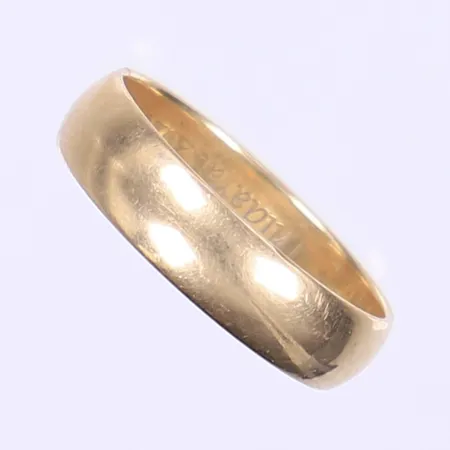Ring slät stl 18¾ bredd 5mm gravyr 18K Vikt: 4,5g 