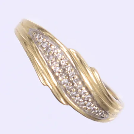 Ring med diamanter totalt 30xca 0,005ct stl 16 bredd 1-7mm skev skena 18K  Vikt: 3,1 g