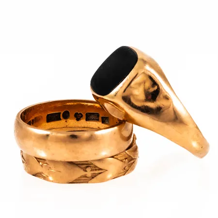 Diverse defekt/graverat guld i 18K. Vikt: 18,5g.