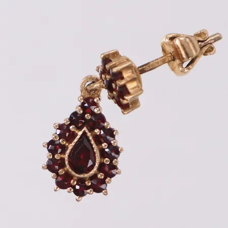 Ett udda örhänge med granater, längd 22,0mm, bredd 8,9mm, 830/1000 silver Vikt: 2 g