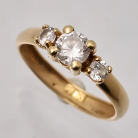 Ring i 18K guld, tl 17, bredd 3,1-5,3mm, 3st vita stenar, mått Ø3-5mm, tillverkad av Guldfynd, vikt 1,14g.